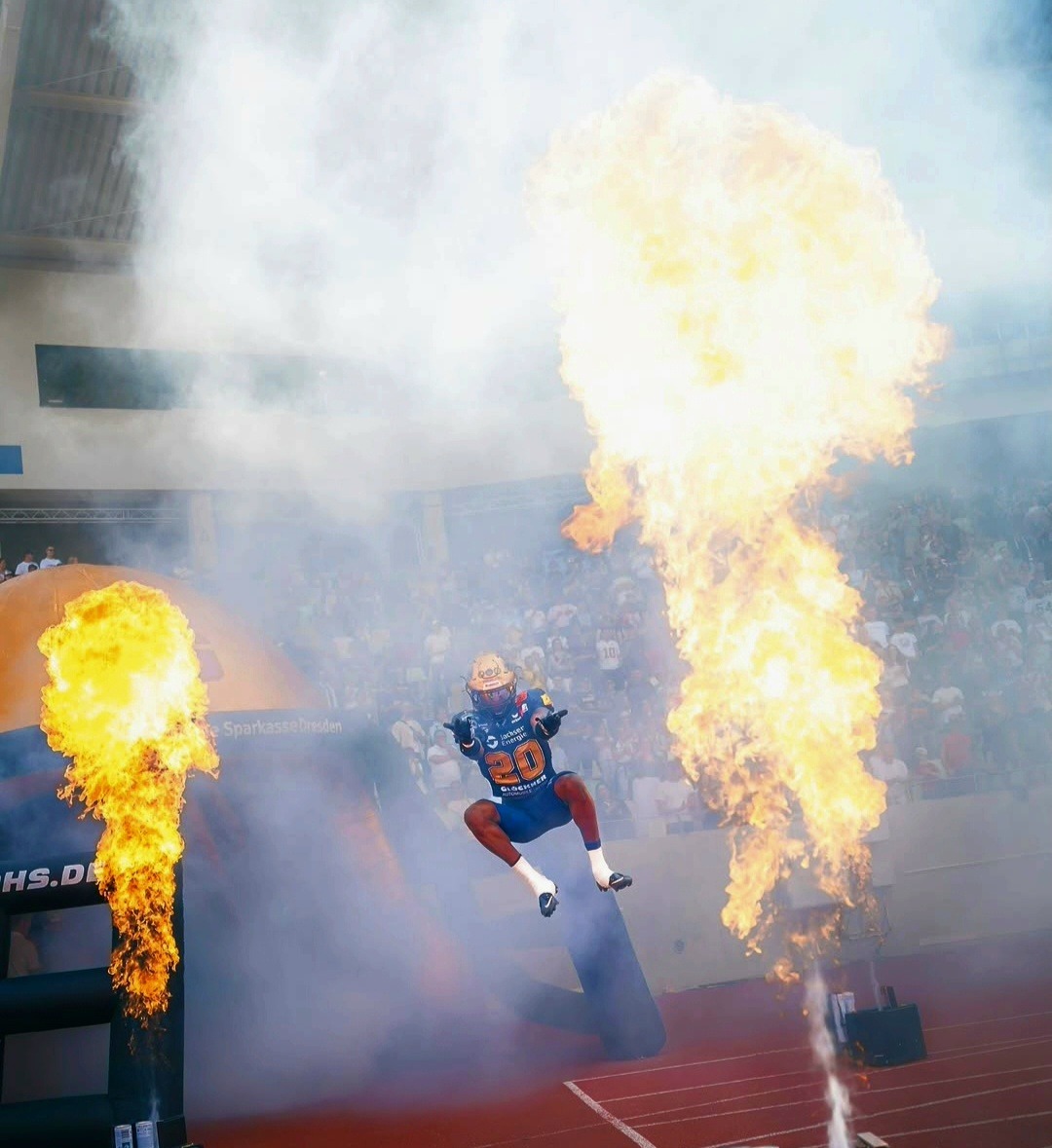 Flame Jets beim Einlauf der Dresden Monarchs (American Football) – Foto: © Leo Ziems